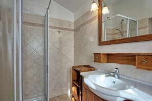 Shower, hair dryer, bidet - Villa Portole Uno - Holiday Villa Rental in Cortona (Tornia)
