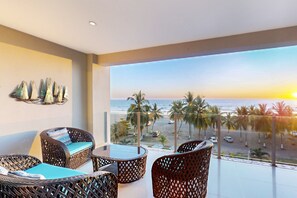 Terrace/patio - Upscale Beachfront Condo with WiFi, Spacious Balcony & Pool (Jaco)