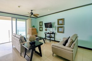 TV - Luxurious Seaside Condo on the Beach with Pool - Views from Private Patio (Jaco)