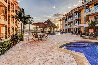 Wonderful Beachfront Condo w/ Modern Kitchen, Upscale Interior, Pool