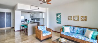 Luxury Oceanfront huoneisto w / merinÀkymÀt, uima-allas ja helppo pÀÀsy rannalle!