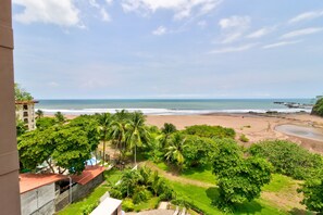 On the beach - Luxury Oceanfront Condo with WiFi, Ocean Views, Pool, & Easy Beach Access (Jacó)