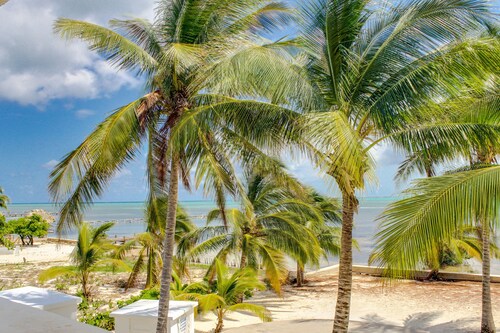 Stunning Ocean Views, Pool, Partial AC, Strong WiFi, & Oceanfront Location