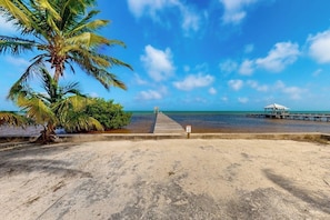On the beach - Stunning Ocean Views, Pool, Partial AC, Strong WiFi, & Oceanfront Location (San Pedro)
