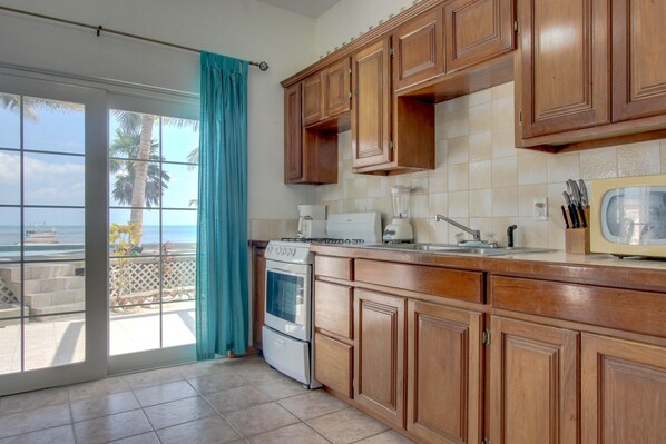 Fridge, microwave, oven, stovetop - Oceanfront villa with pool, beach access, ocean view, partial AC & strong WiFi (San Pedro)