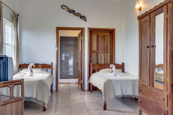 3 bedrooms, WiFi, bed sheets - Oceanfront villa with pool, beach access, ocean view, partial AC & strong WiFi (San Pedro)