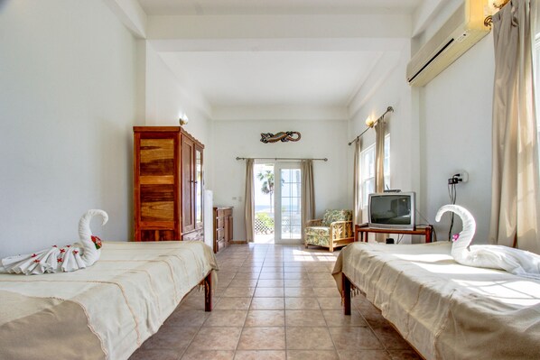 3 bedrooms, WiFi, bed sheets - Oceanfront villa with pool, beach access, ocean view, partial AC & strong WiFi (San Pedro)