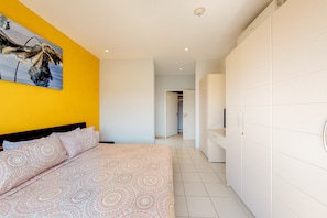 2 bedrooms, iron/ironing board, Internet, bed sheets - Upscale, Modern Condo with Ocean Views, Shared Pool, and WiFI (Jaco)