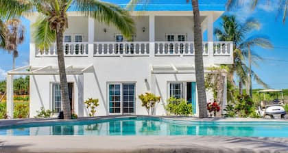 Impresionante villa frente al mar con piscina privada, muelle y relajante balcón.