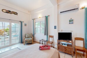 5 bedrooms, iron/ironing board, Internet, bed sheets