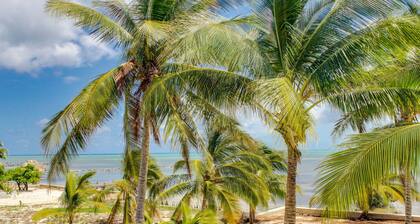 Superbe villa en bord de mer avec piscine privée, quai et balcon relaxant!