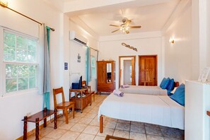 5 bedrooms, iron/ironing board, Internet, bed sheets