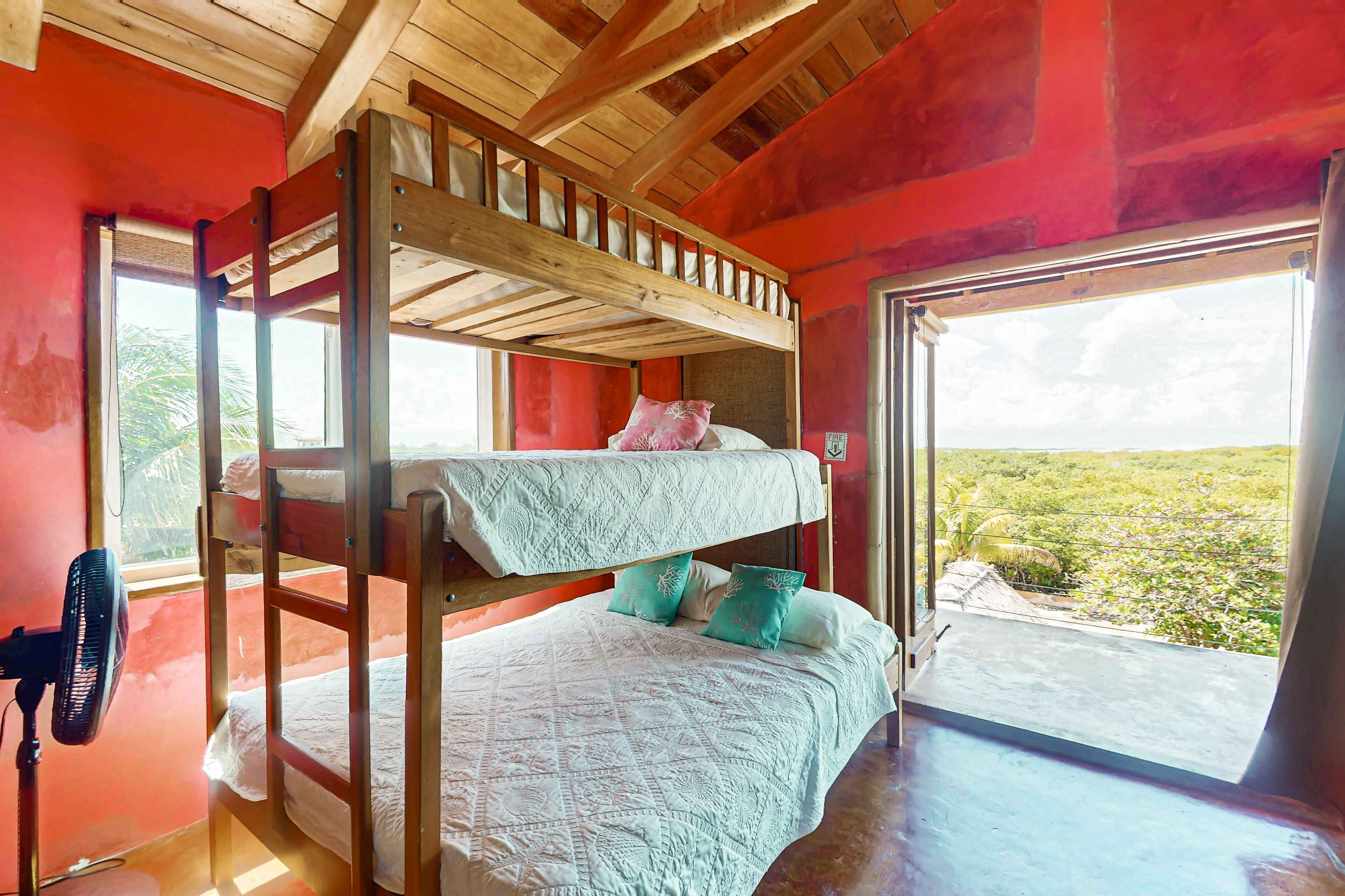 3 slaapkamers, een strijkplank/strijkijzer, wifi, beddengoed