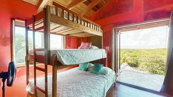 3 slaapkamers, een strijkplank/strijkijzer, wifi, beddengoed