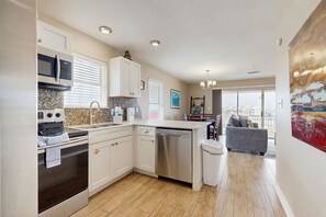 Fridge, microwave, oven, stovetop - Lovely Condo with Sunset Views & Shared Pool Access, Snowbirds Welcome (Navarre)