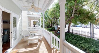 Family home in gated community w/great amenities, shared pool, fitness center