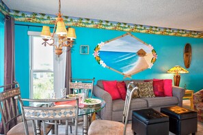 TV - Directly on the Beach. Walk to Shops, Dining & Activities. Heated Pool & Hot Tub. St Pete Beach! (St. Pete Beach)