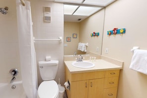 Tina con regadera, secadora de cabello, toallas, shampoo 