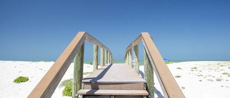 Am Strand, Strandtücher, Motorbootfahrt, Angeln