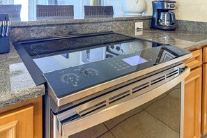 Réfrigérateur, micro-ondes, plaque de cuisson, lave-vaisselle