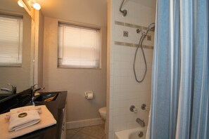 Ducha y bañera combinadas, secador de pelo, toallas y champú