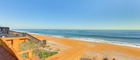 En la playa, sombrillas