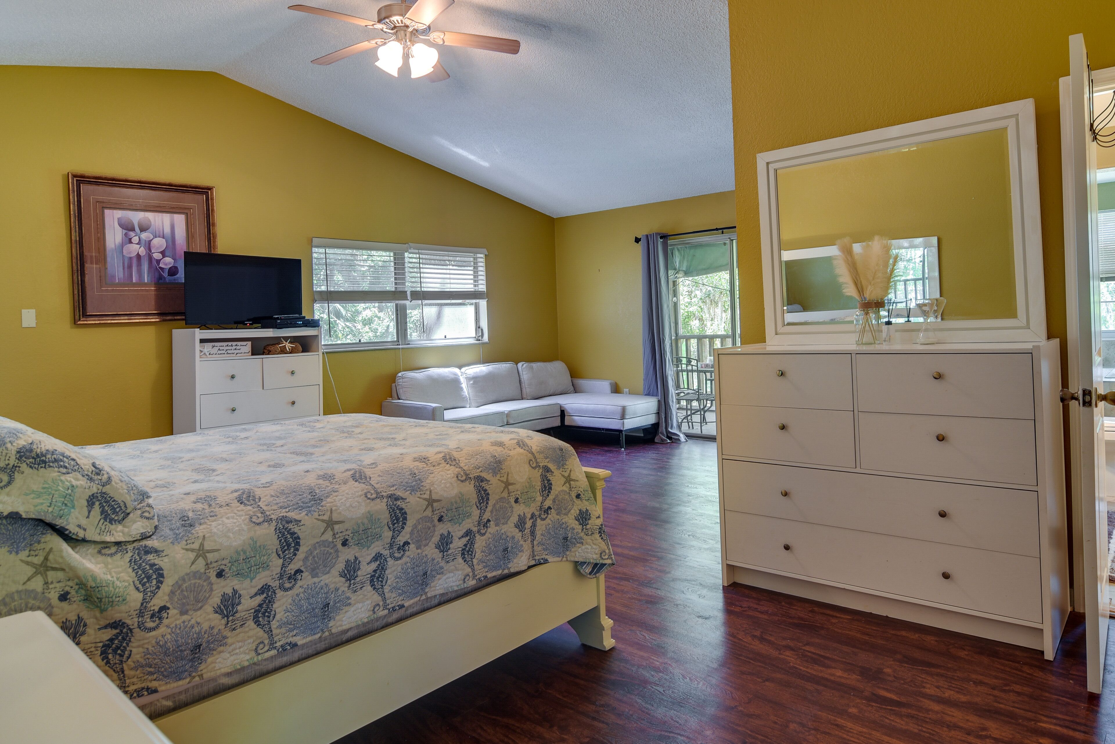 2 bedrooms, travel cot, Internet, bed sheets