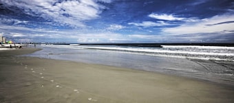 Pet-Friendly Daytona Beach Home, Walk to the Ocean