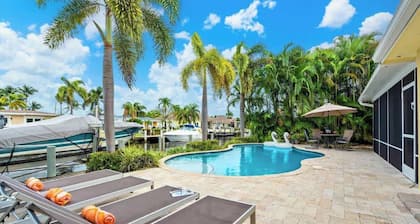 Waterfront 3BR Home w/ Heated Pool & Kayaks