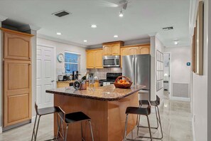 Een koelkast, een magnetron, een oven, een kookplaat