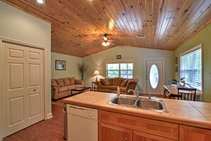 TV - Crystal River Cottage on 1 Acre w/ Deck & Porch! (Crystal River)