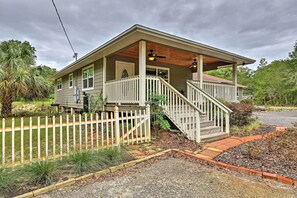 Exterior - Crystal River Cottage on 1 Acre w/ Deck & Porch! (Crystal River)
