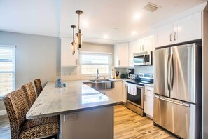 Kühlschrank, Mikrowelle, Herdplatte, Geschirrspüler