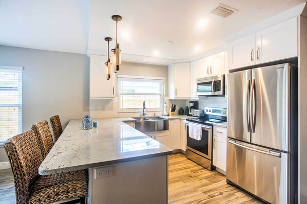 Réfrigérateur, micro-ondes, plaque de cuisson, lave-vaisselle