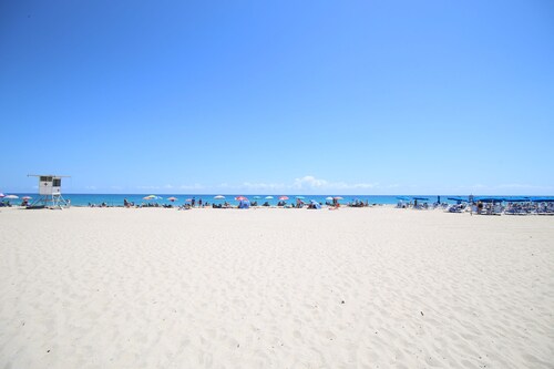Singer Island Condo: Walk to Beach & Marina!
