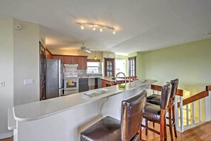 Fridge, microwave, stovetop, dishwasher - Bright St Augustine Home - Walk to Crescent Beach (St. Augustine)