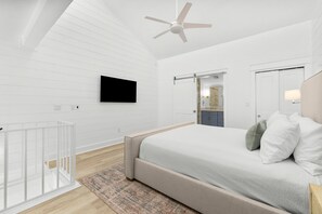 2 bedrooms, desk, WiFi, bed sheets