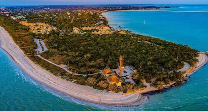 GULF & RIVER VIEWS | 8TH FLOOR STUDIO | FREE PARKING | KING BED | STEPS TO BONITA BEACH