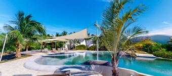 Seaside luxury suite with AC & pool