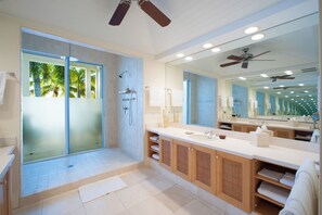 Combined shower/bathtub, hair dryer, towels, soap - Cos Kai: Harmonious Villa on Sandy Beach with Stunning Blue Views (Grand Cayman)