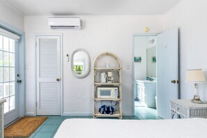 3 habitaciones, escritorio y tabla de planchar con plancha 