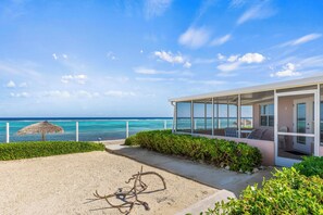 Terrace/patio - Kozy Kai - Sealodge 17 - Romantic Beachfront cottage by Cayman Villas! (Cayman Kai)