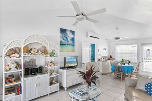 Smart TV, books - Kozy Kai - Sealodge 17 - Romantic Beachfront cottage by Cayman Villas! (Cayman Kai)