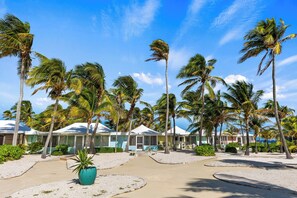 Exterior - Kozy Kai - Sealodge 17 - Romantic Beachfront cottage by Cayman Villas! (Cayman Kai)