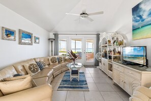 Smart TV, books - Kozy Kai - Sealodge 17 - Romantic Beachfront cottage by Cayman Villas! (Cayman Kai)