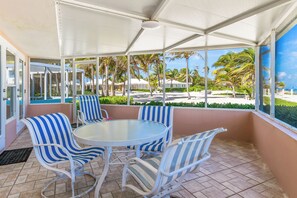 Outdoor dining - Kozy Kai - Sealodge 17 - Romantic Beachfront cottage by Cayman Villas! (Cayman Kai)
