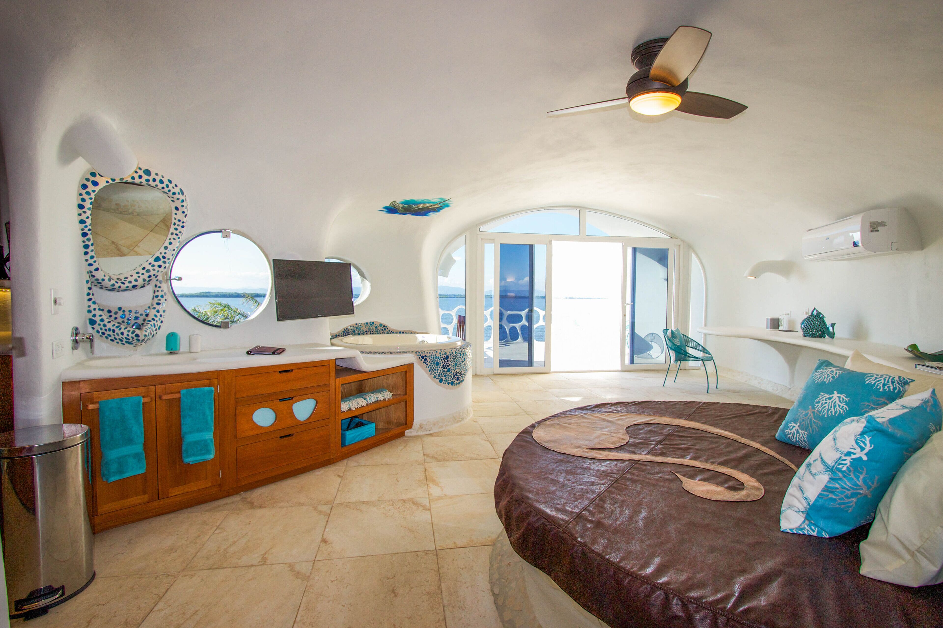 Tabla de planchar con plancha, wifi y ropa de cama 