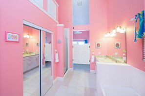 Combined shower/bathtub, towels, soap, shampoo - Cayman Dream: Rum Point Beach Bungalow with Pool for Oceanfront Living (Grand Cayman)