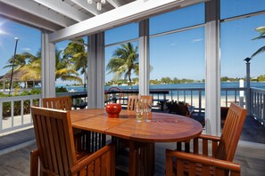 屋外ダイニングエリア