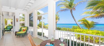 Conched Out: Island Chic Bungalow con exuberantes jardines tropicales, piscina y patio trasero Snorkel